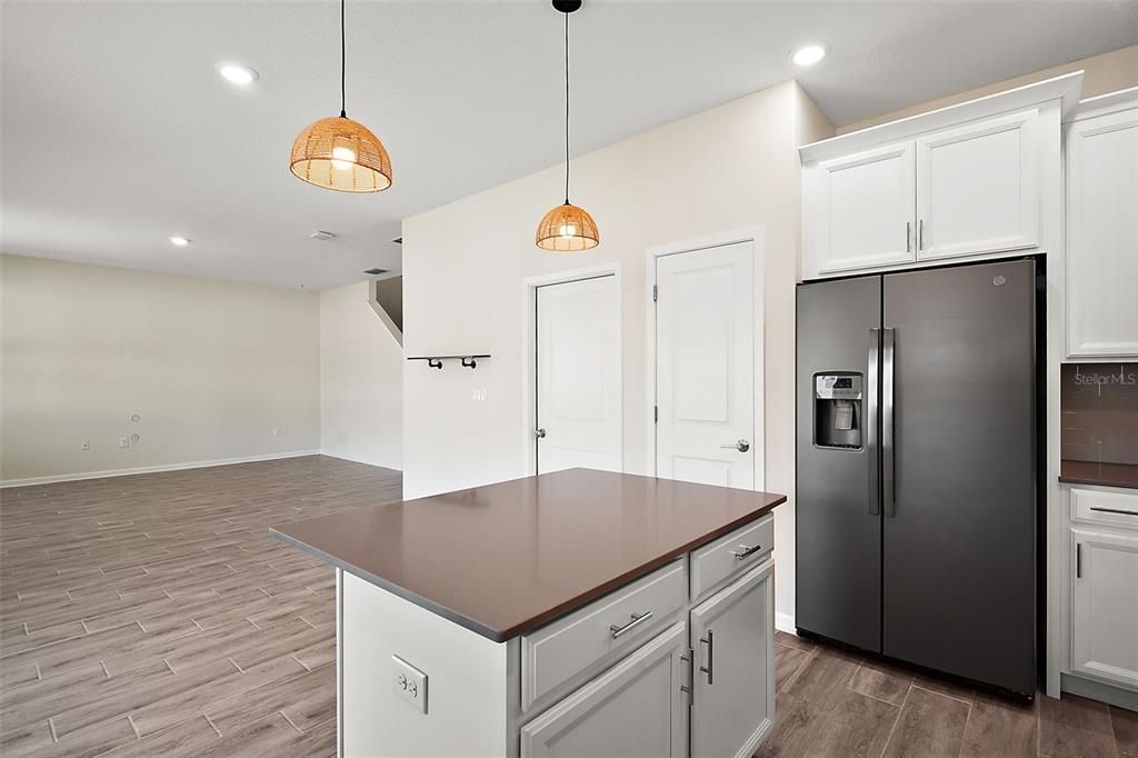 На продажу: $399,900 (4 спален, 2 ванн, 2341 Квадратных фут)