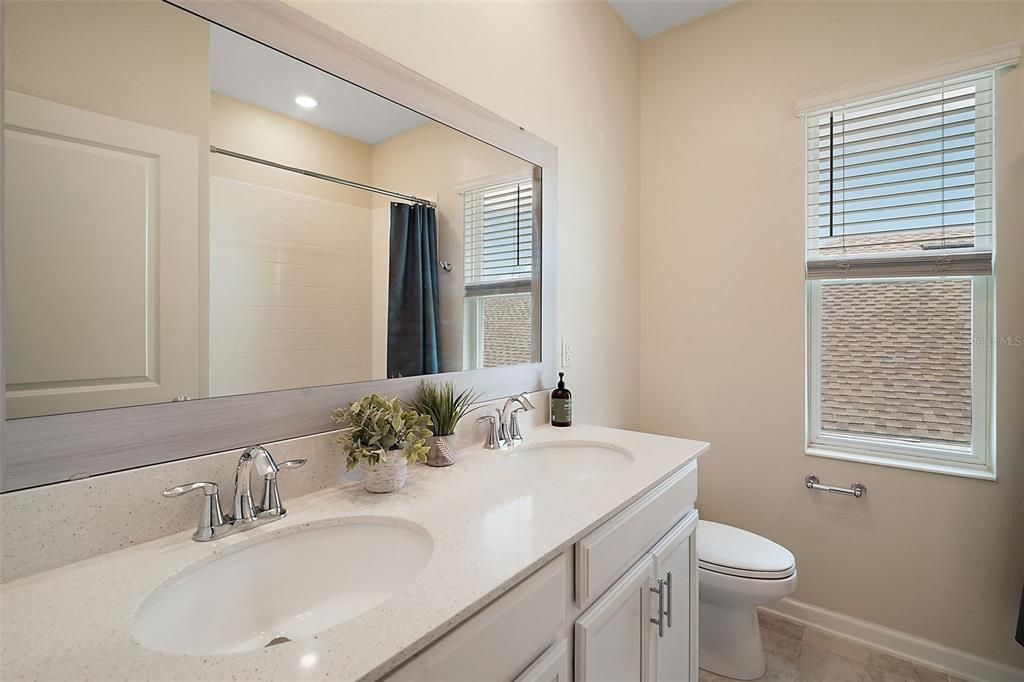 На продажу: $399,900 (4 спален, 2 ванн, 2341 Квадратных фут)