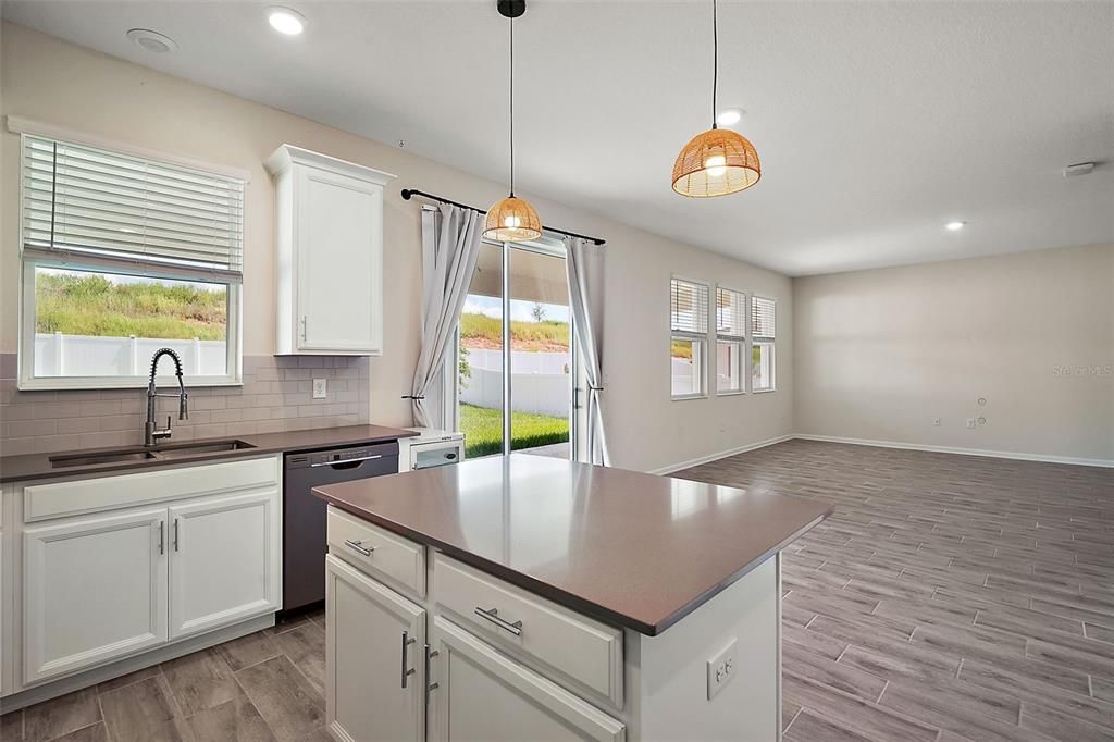 На продажу: $399,900 (4 спален, 2 ванн, 2341 Квадратных фут)