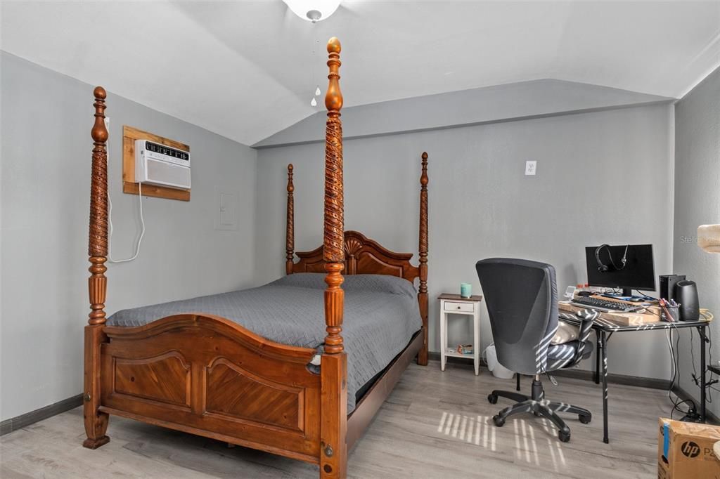 For Sale: $675,000 (2 beds, 1 baths, 976 Square Feet)