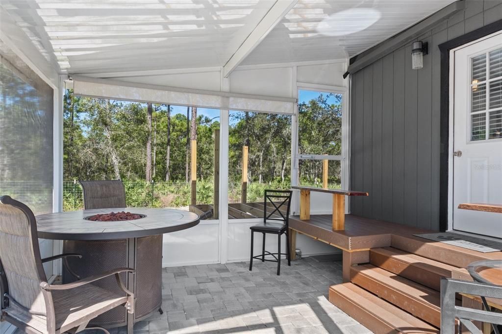 For Sale: $675,000 (2 beds, 1 baths, 976 Square Feet)