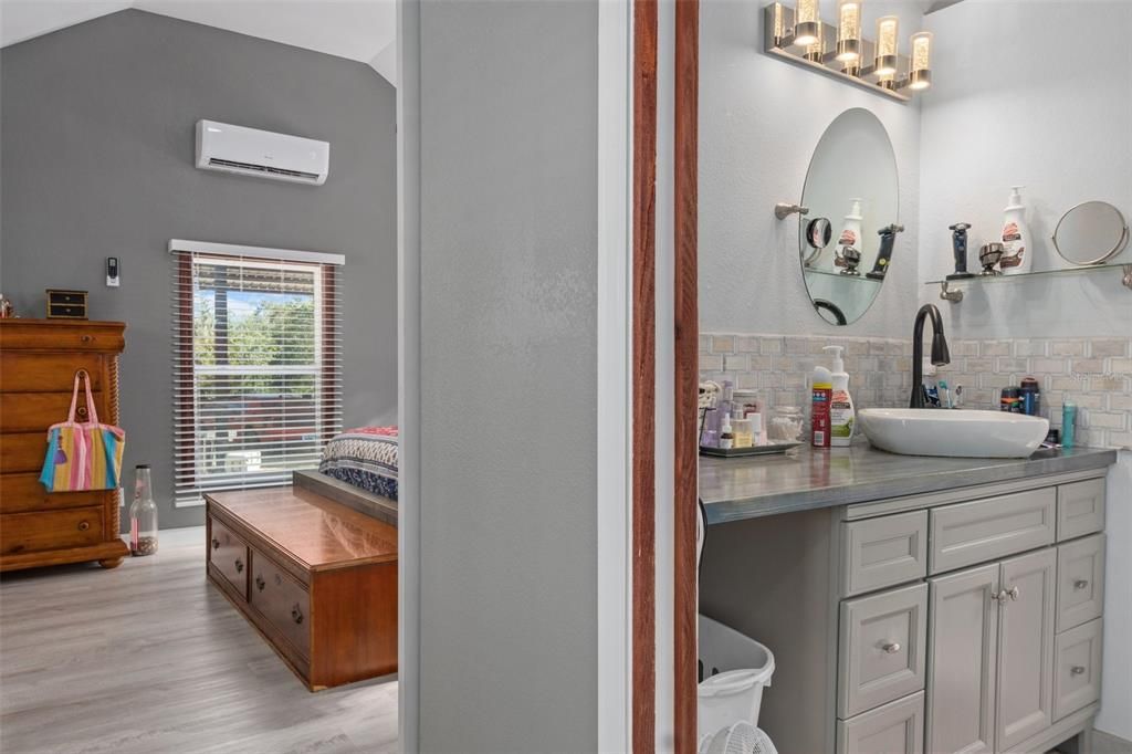 For Sale: $675,000 (2 beds, 1 baths, 976 Square Feet)