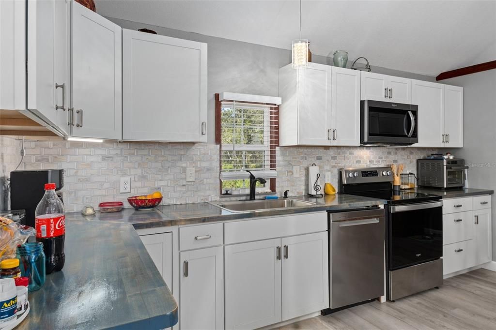For Sale: $675,000 (2 beds, 1 baths, 976 Square Feet)