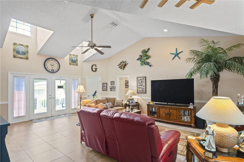 En Venta: $650,000 (3 camas, 3 baños, 2450 Pies cuadrados)