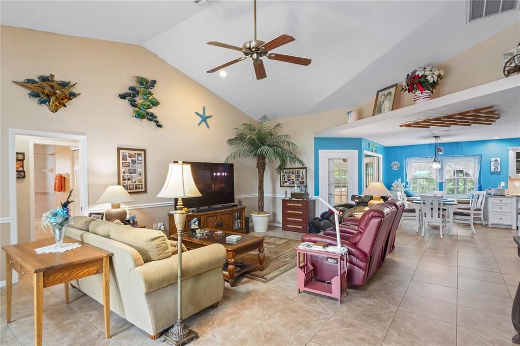 En Venta: $650,000 (3 camas, 3 baños, 2450 Pies cuadrados)