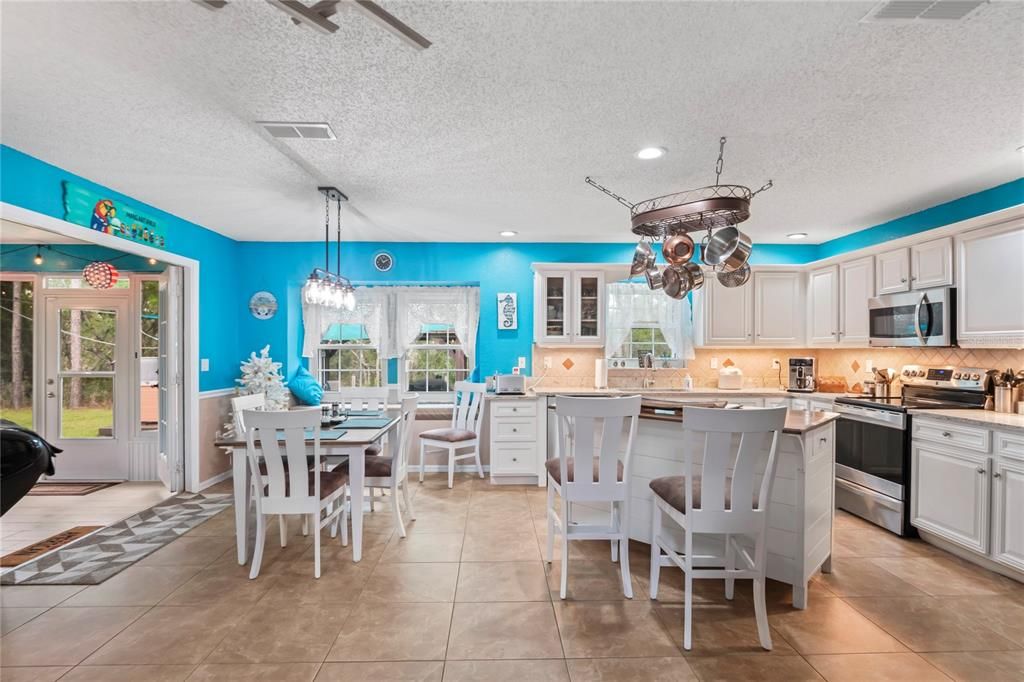 En Venta: $650,000 (3 camas, 3 baños, 2450 Pies cuadrados)