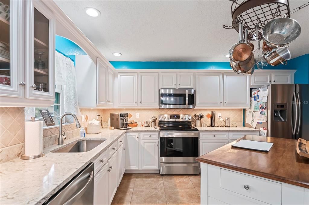 En Venta: $650,000 (3 camas, 3 baños, 2450 Pies cuadrados)