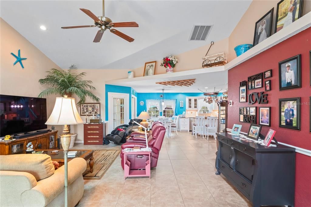 En Venta: $650,000 (3 camas, 3 baños, 2450 Pies cuadrados)