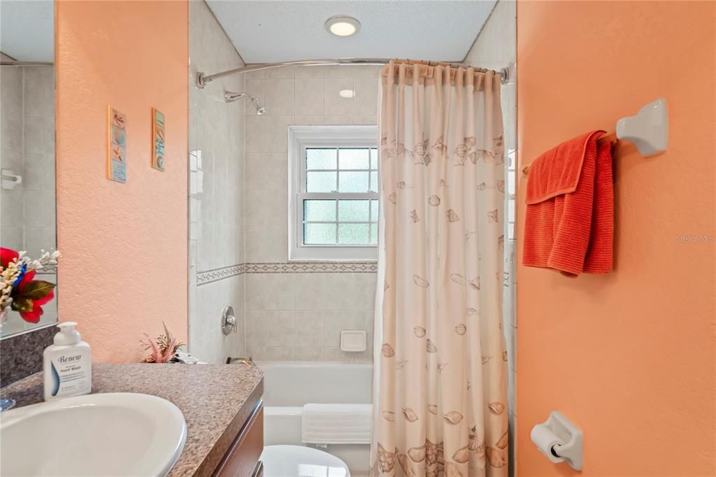 En Venta: $650,000 (3 camas, 3 baños, 2450 Pies cuadrados)