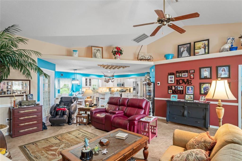 En Venta: $650,000 (3 camas, 3 baños, 2450 Pies cuadrados)