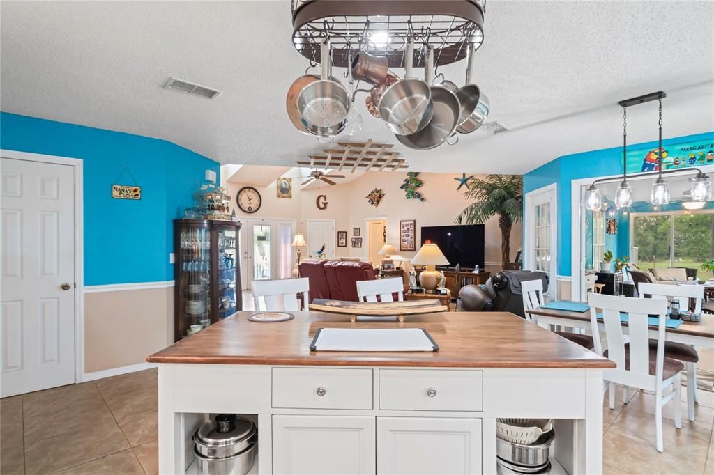 En Venta: $650,000 (3 camas, 3 baños, 2450 Pies cuadrados)