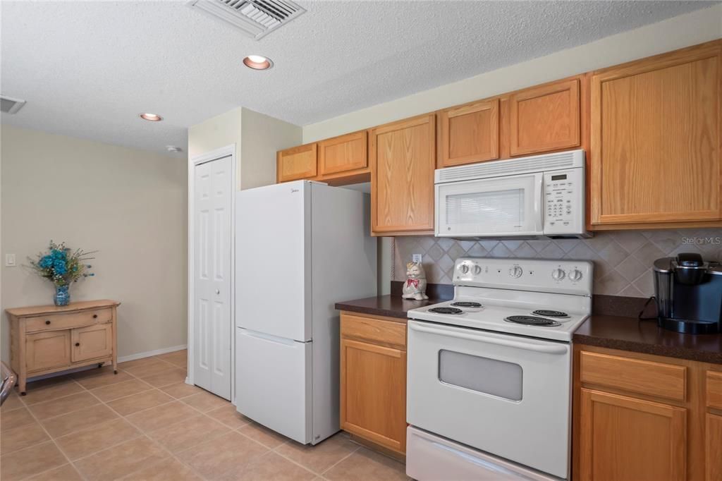 En Venta: $650,000 (3 camas, 3 baños, 2450 Pies cuadrados)