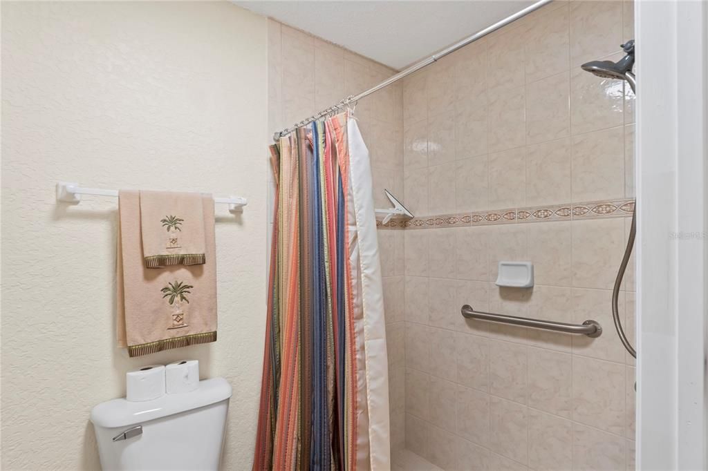 En Venta: $650,000 (3 camas, 3 baños, 2450 Pies cuadrados)