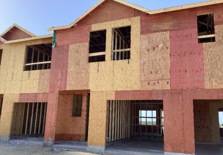 Activo con contrato: $405,146 (3 camas, 2 baños, 1654 Pies cuadrados)