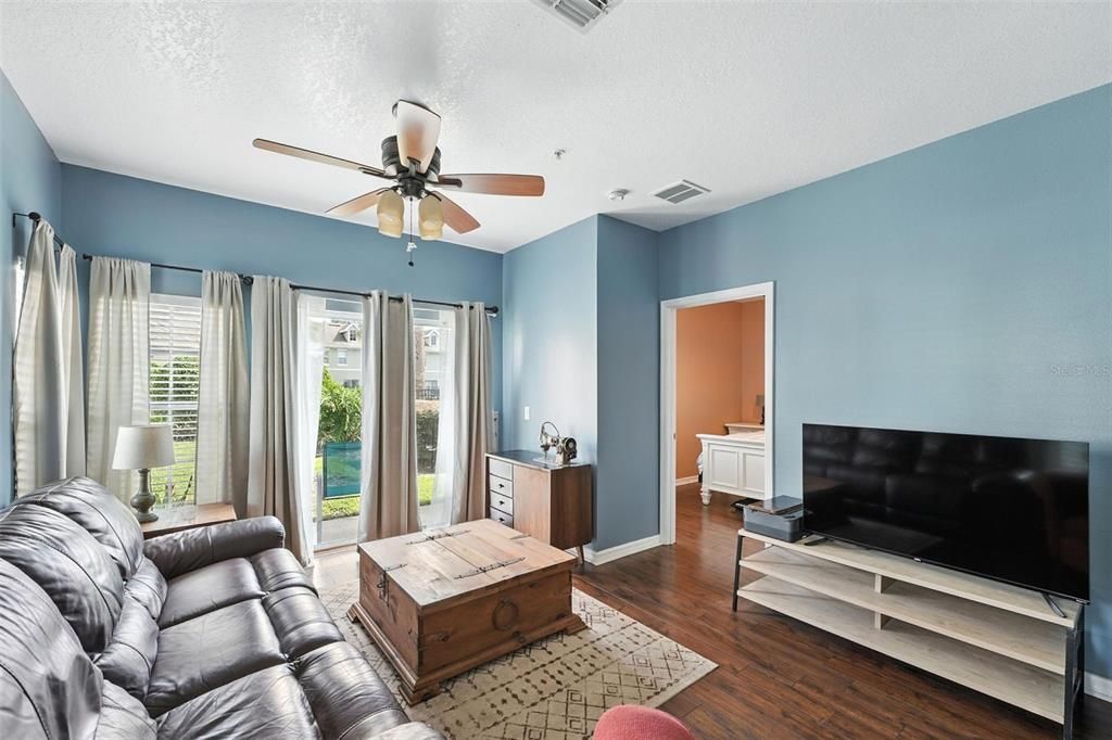 待售: $219,500 (2 贝兹, 2 浴室, 929 平方英尺)