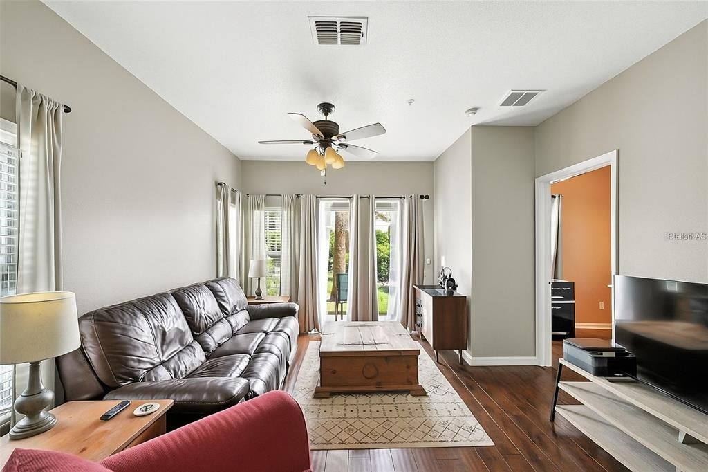 待售: $219,500 (2 贝兹, 2 浴室, 929 平方英尺)