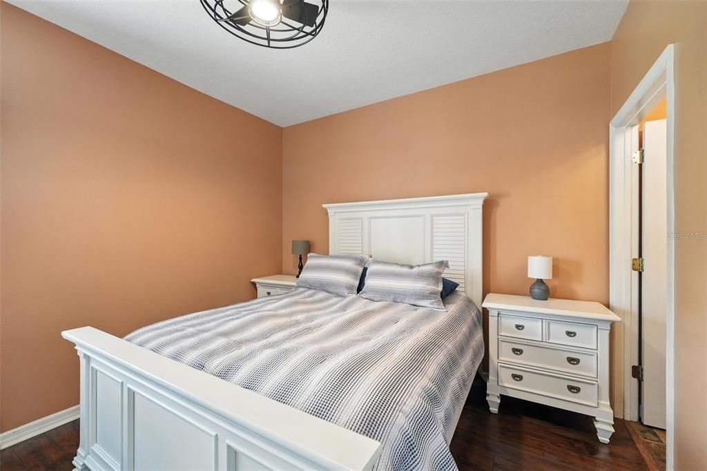 待售: $219,500 (2 贝兹, 2 浴室, 929 平方英尺)