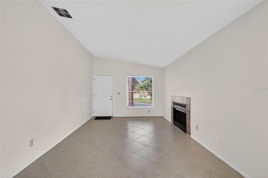 Active With Contract: $149,999 (2 beds, 2 baths, 865 Square Feet)