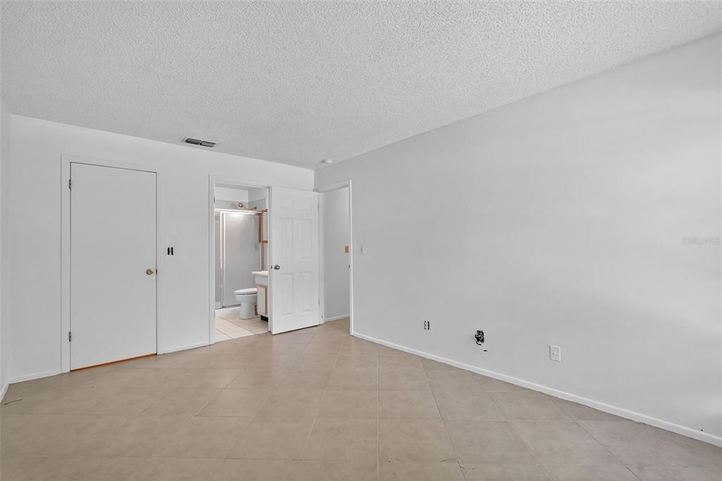 Active With Contract: $149,999 (2 beds, 2 baths, 865 Square Feet)