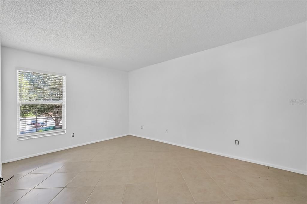 Active With Contract: $149,999 (2 beds, 2 baths, 865 Square Feet)