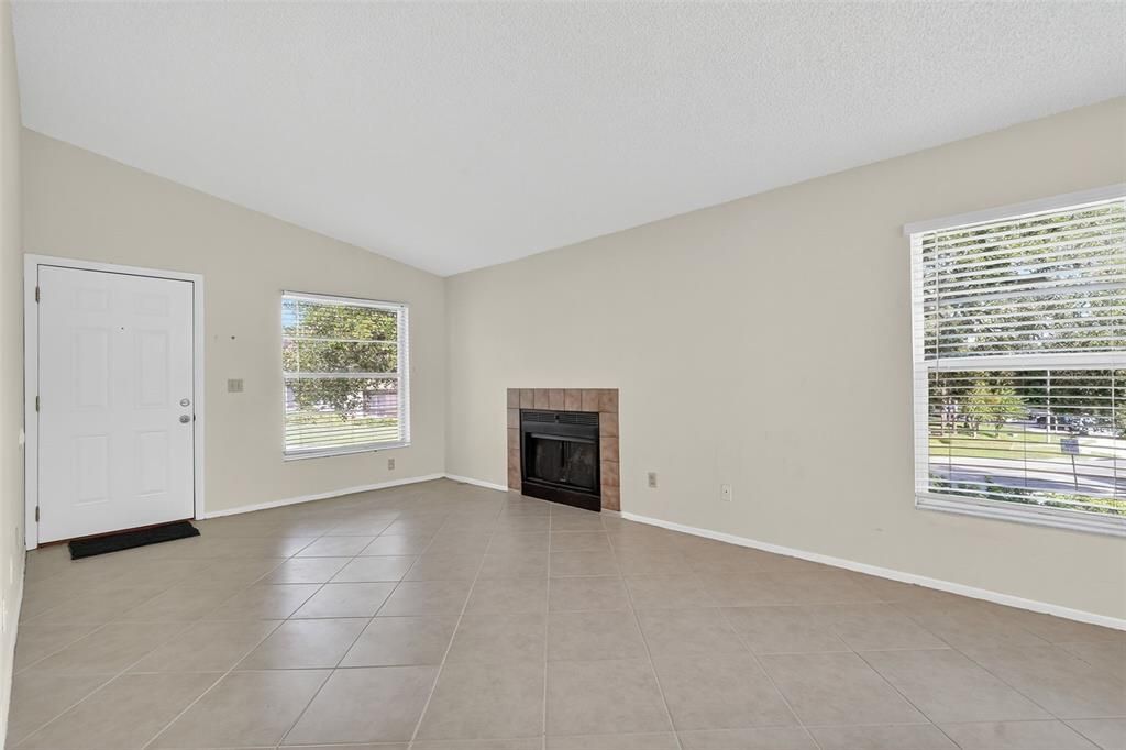 Active With Contract: $149,999 (2 beds, 2 baths, 865 Square Feet)