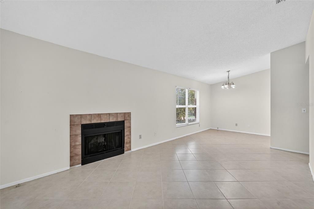 Active With Contract: $149,999 (2 beds, 2 baths, 865 Square Feet)