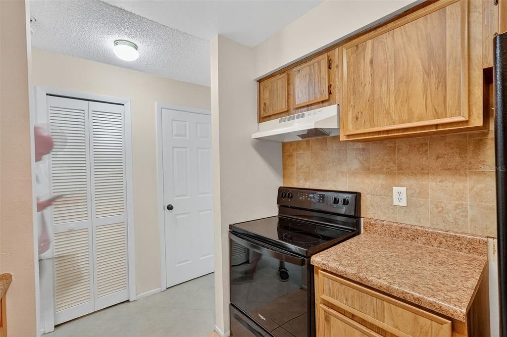 Active With Contract: $149,999 (2 beds, 2 baths, 865 Square Feet)