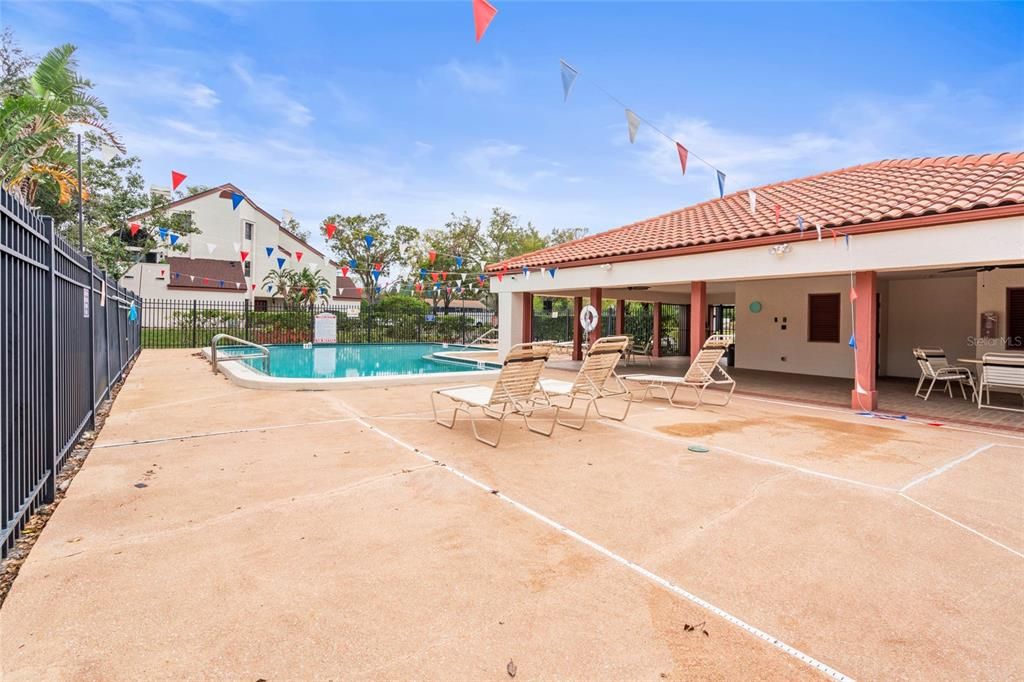 Active With Contract: $149,999 (2 beds, 2 baths, 865 Square Feet)