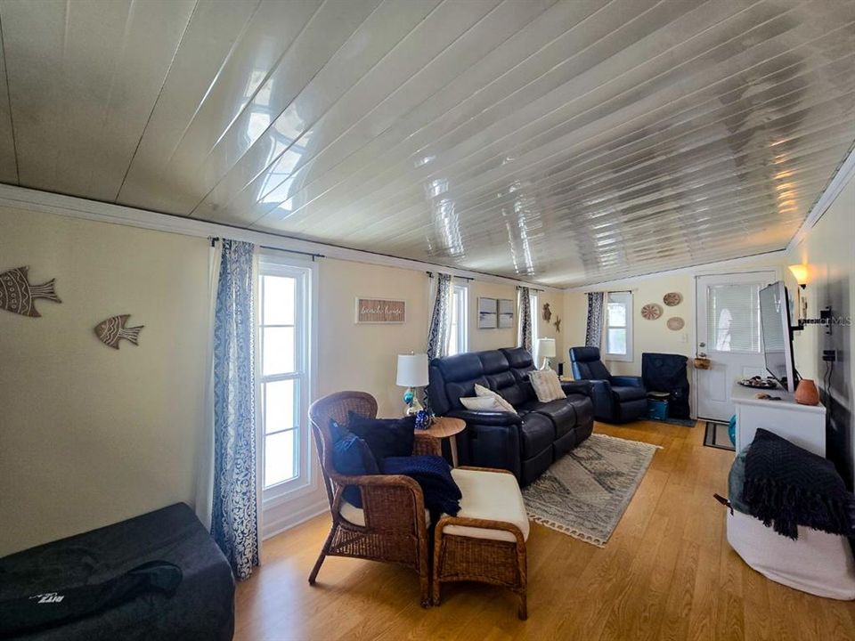 For Sale: $144,995 (2 beds, 2 baths, 818 Square Feet)