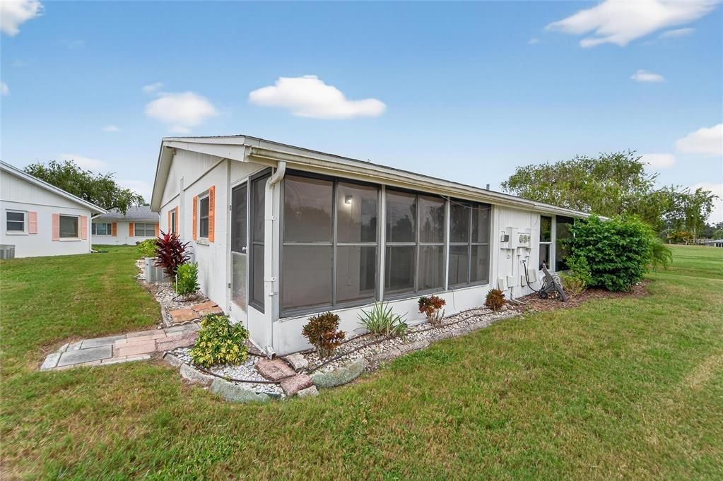 For Sale: $99,900 (1 beds, 1 baths, 800 Square Feet)