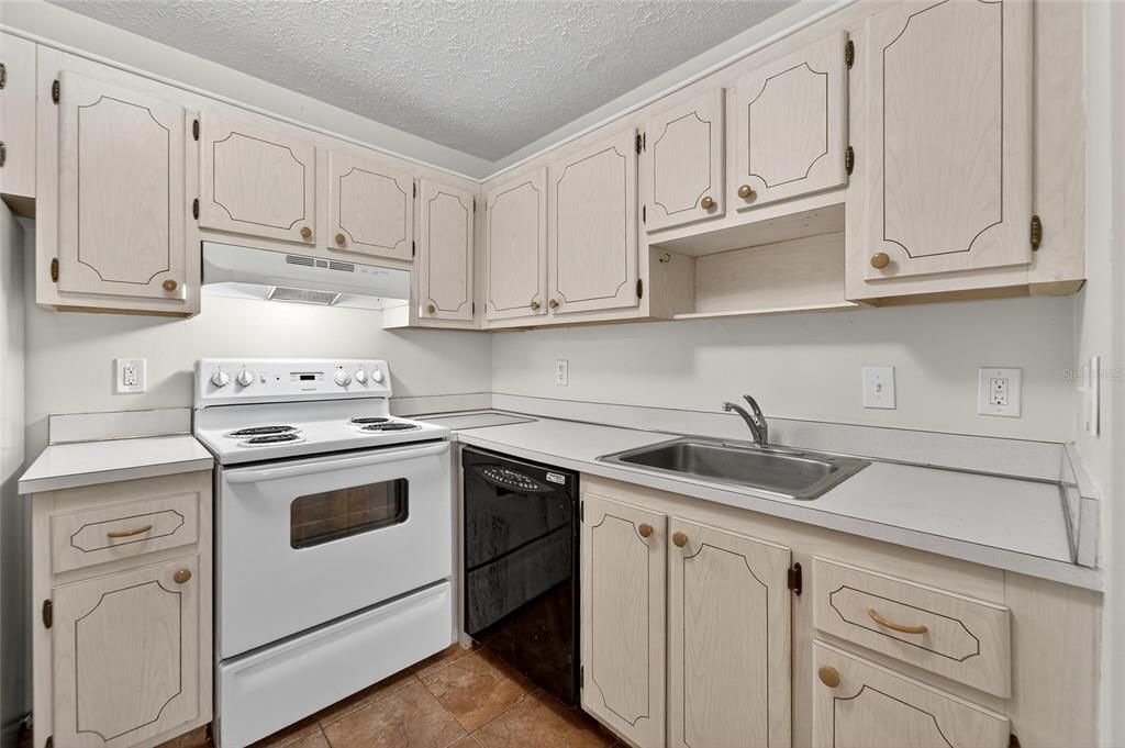 For Sale: $99,900 (1 beds, 1 baths, 800 Square Feet)