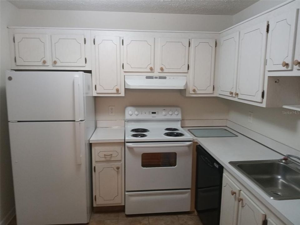 For Sale: $99,900 (1 beds, 1 baths, 800 Square Feet)