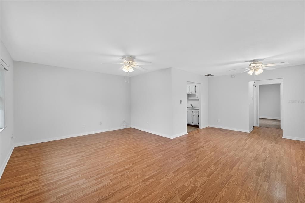 For Sale: $99,900 (1 beds, 1 baths, 800 Square Feet)