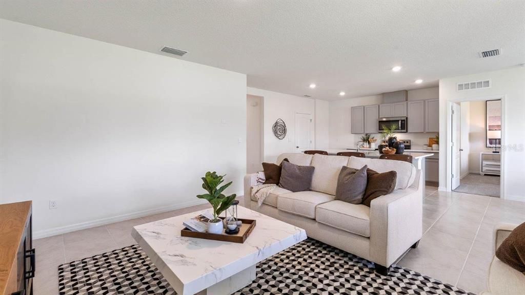 合同活跃: $305,490 (3 贝兹, 2 浴室, 1672 平方英尺)