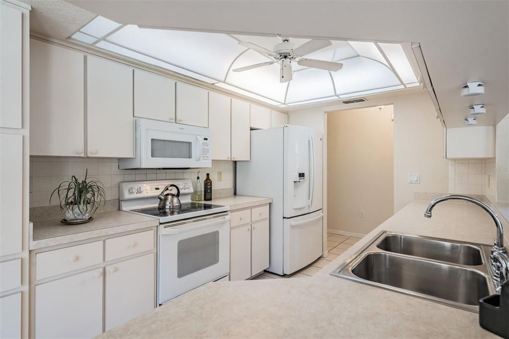 For Sale: $530,000 (3 beds, 2 baths, 1943 Square Feet)