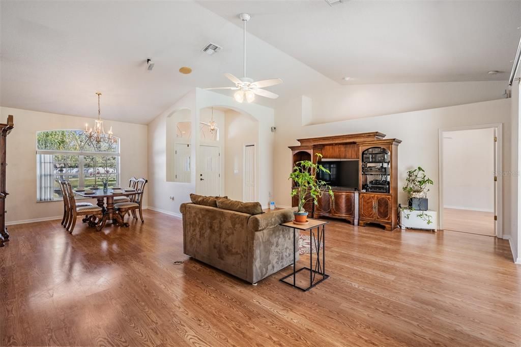 For Sale: $530,000 (3 beds, 2 baths, 1943 Square Feet)