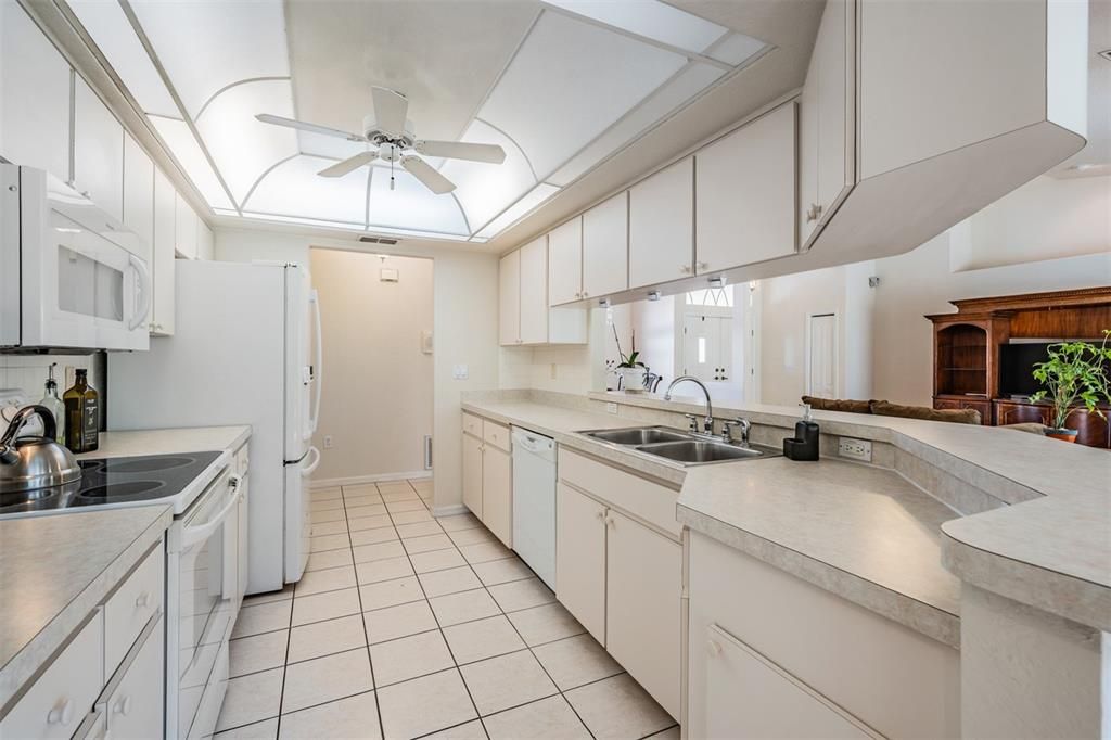 For Sale: $530,000 (3 beds, 2 baths, 1943 Square Feet)