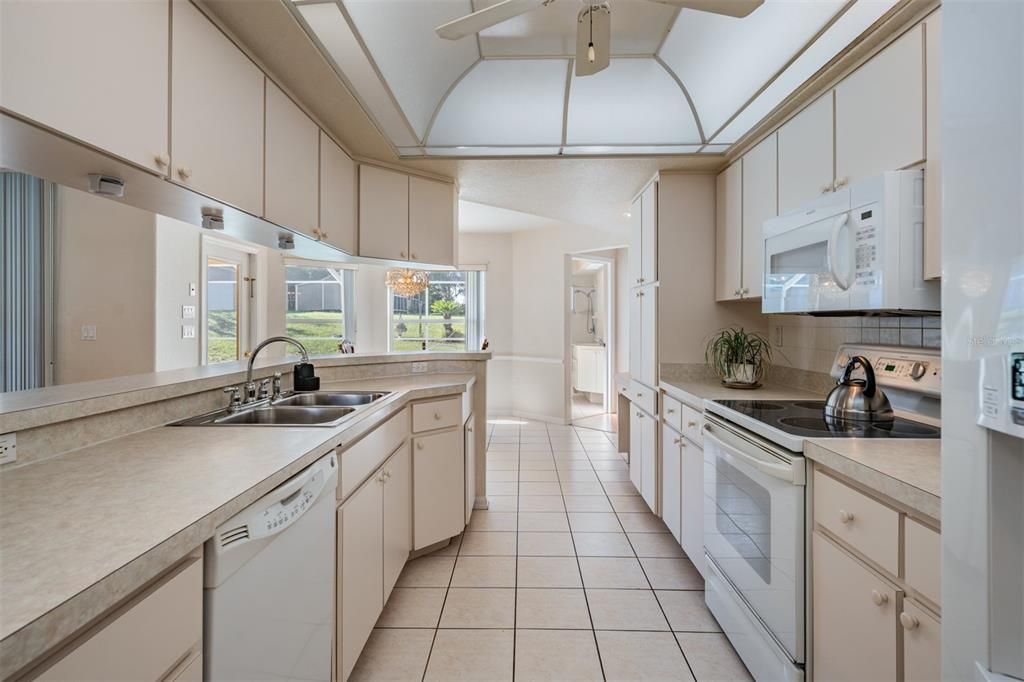 For Sale: $530,000 (3 beds, 2 baths, 1943 Square Feet)