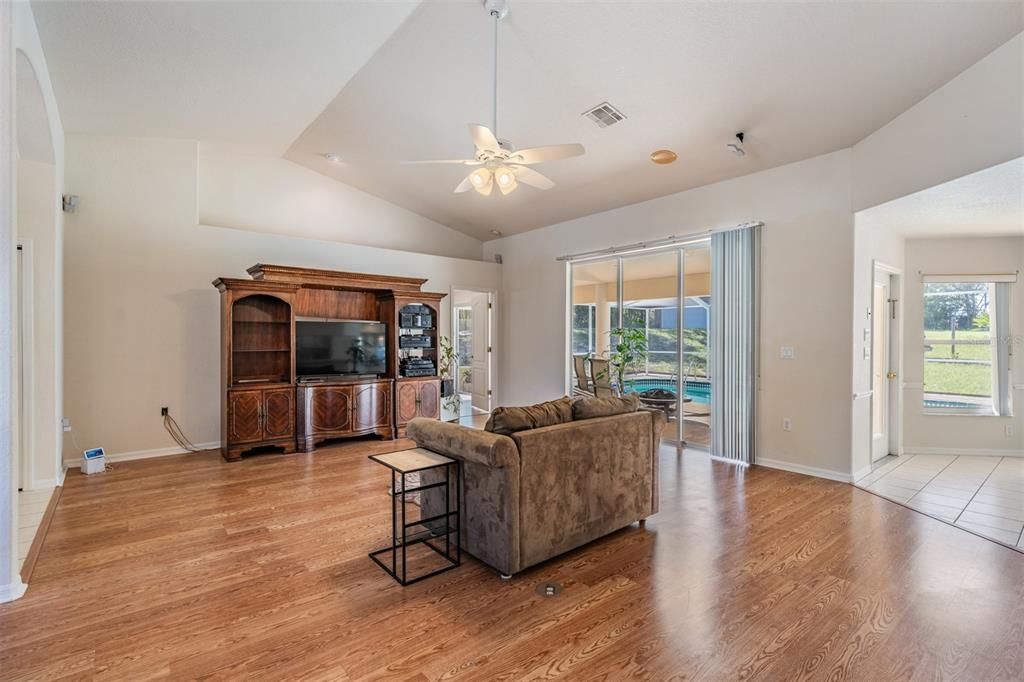 For Sale: $530,000 (3 beds, 2 baths, 1943 Square Feet)