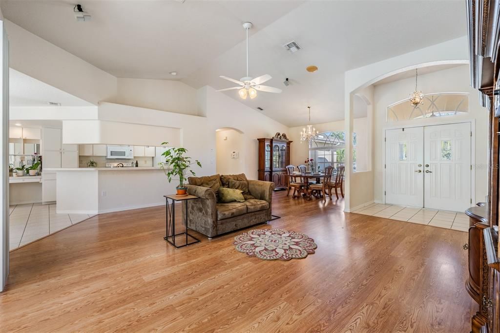 For Sale: $530,000 (3 beds, 2 baths, 1943 Square Feet)