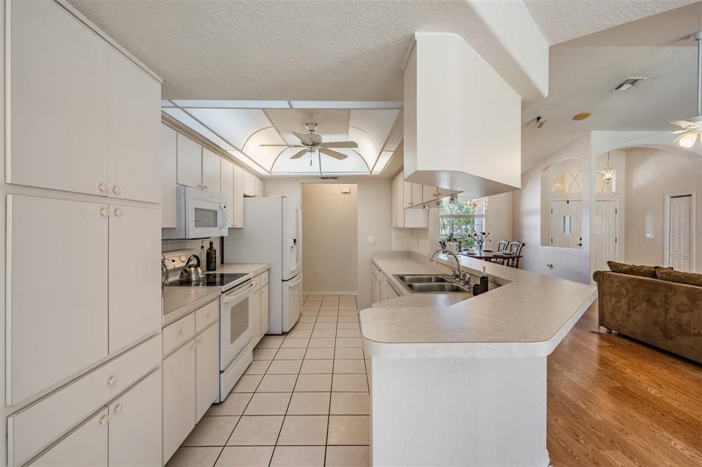 For Sale: $530,000 (3 beds, 2 baths, 1943 Square Feet)