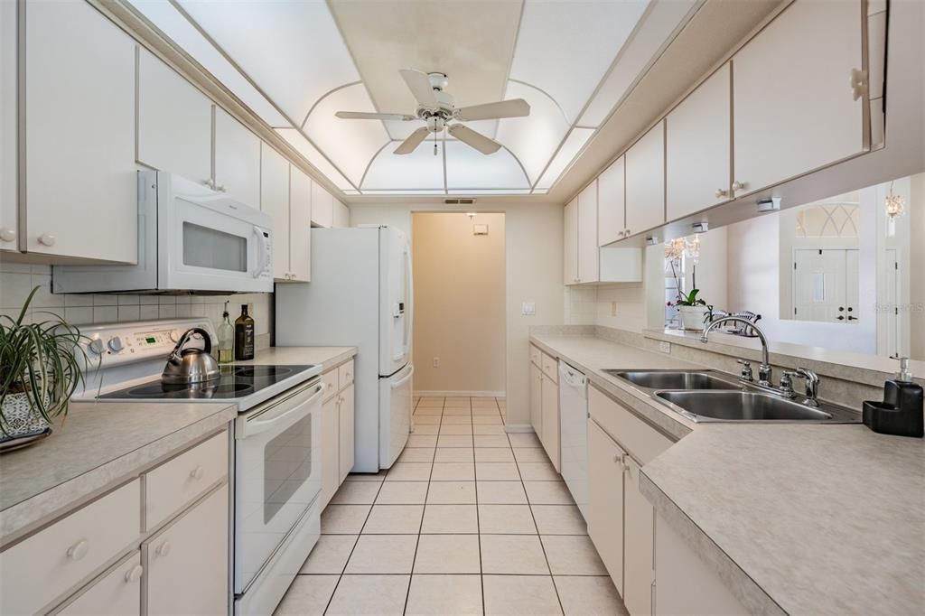 For Sale: $530,000 (3 beds, 2 baths, 1943 Square Feet)