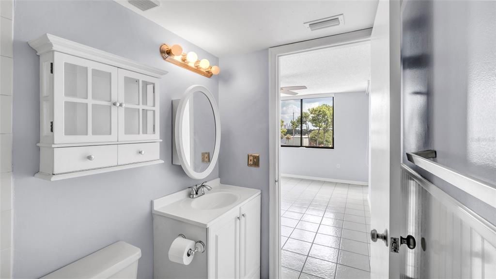 Activo con contrato: $230,000 (2 camas, 2 baños, 1019 Pies cuadrados)