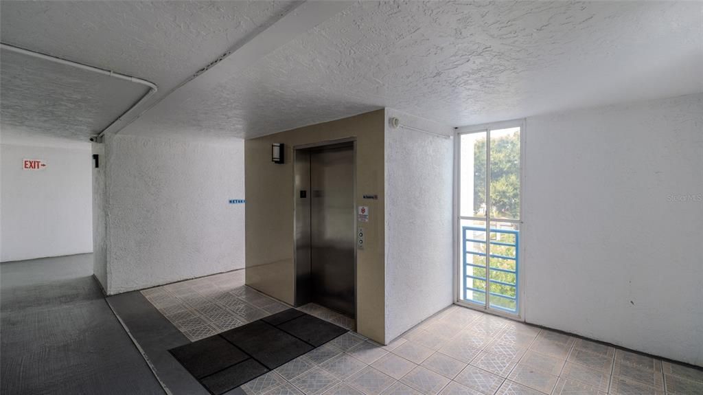 Activo con contrato: $230,000 (2 camas, 2 baños, 1019 Pies cuadrados)