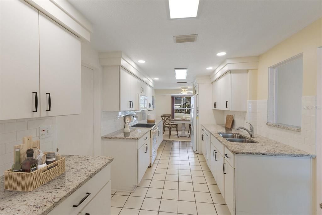 Под контрактом: $1,299,000 (3 спален, 3 ванн, 1969 Квадратных фут)