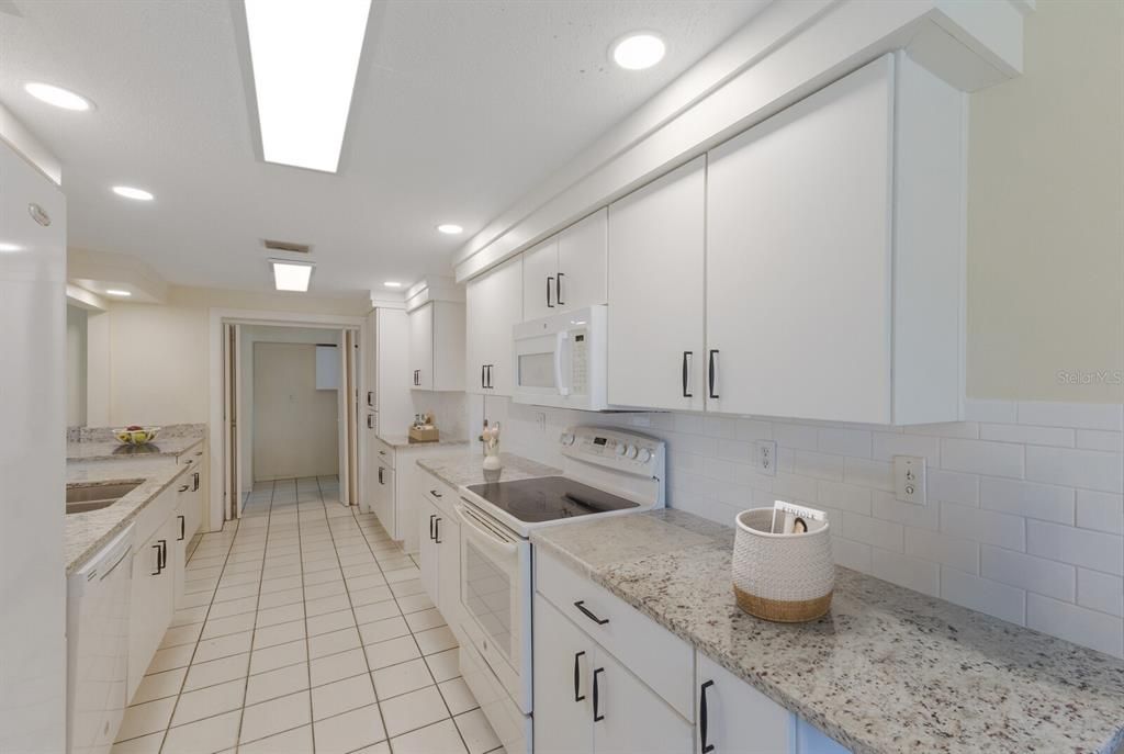 Под контрактом: $1,299,000 (3 спален, 3 ванн, 1969 Квадратных фут)