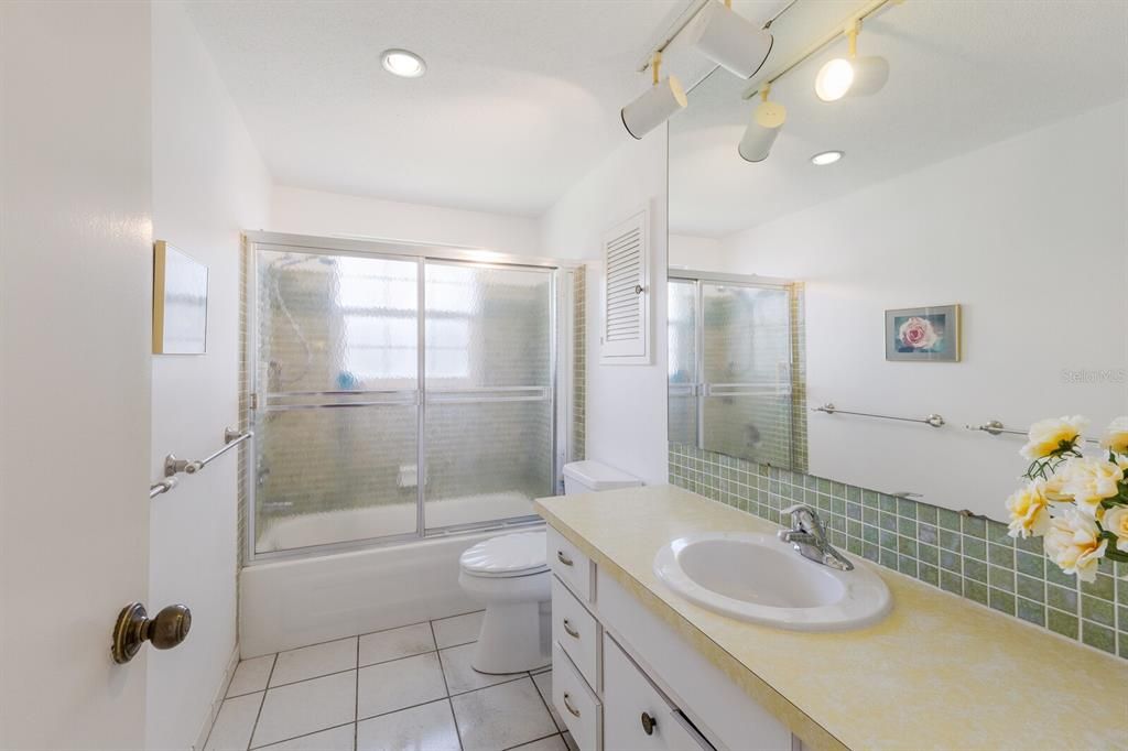 Под контрактом: $1,299,000 (3 спален, 3 ванн, 1969 Квадратных фут)