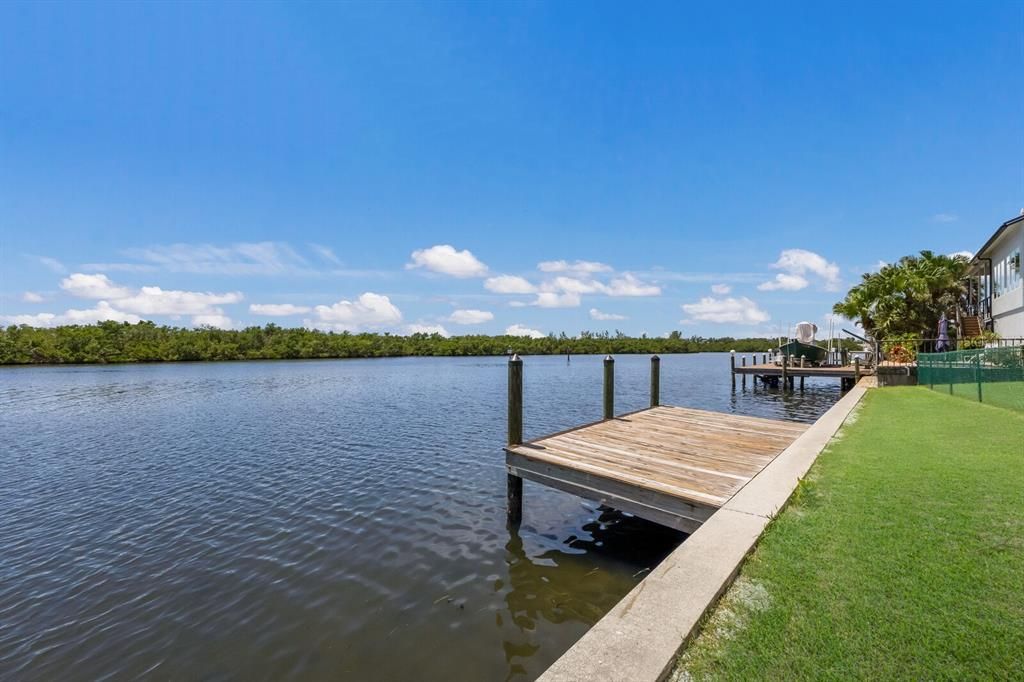 Под контрактом: $1,299,000 (3 спален, 3 ванн, 1969 Квадратных фут)