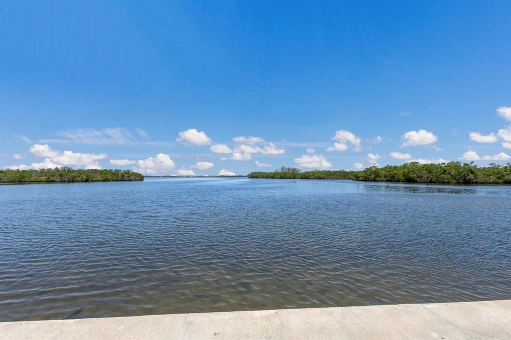 Под контрактом: $1,299,000 (3 спален, 3 ванн, 1969 Квадратных фут)