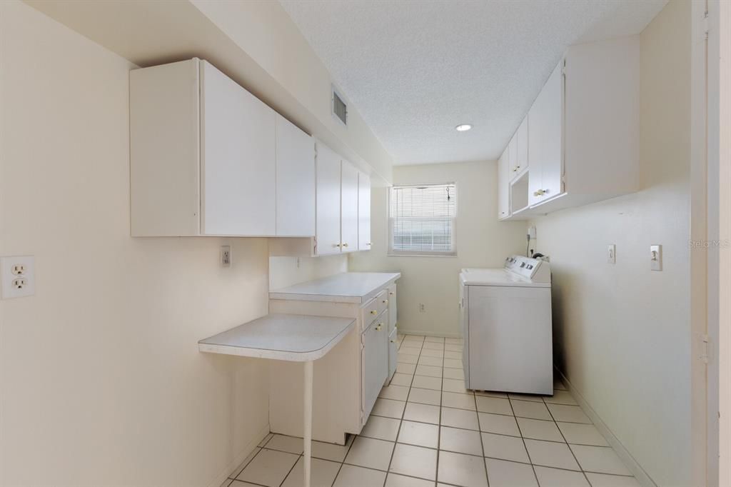 Под контрактом: $1,299,000 (3 спален, 3 ванн, 1969 Квадратных фут)